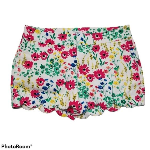 {Crown & Ivy} Flower Print Scalloped Shorts - Picture 2 of 8